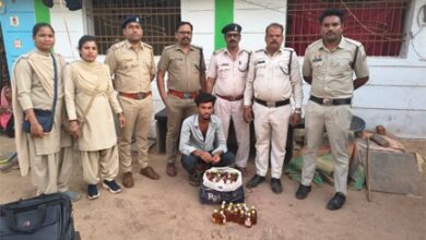 संयुक्त टीम ने 10 हजार रुपए से अधिक की देशी मदिरा किया जब्त संयुक्त टीम ने 10 हजार रुपए से अधिक की देशी मदिरा किया जब्त