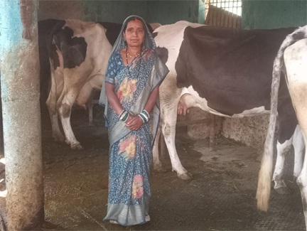 स्व-सहायता समूह से बदली जिंदगी, डेयरी और खेती से ‘लखपति दीदी’ बनीं माधुरी जंघेल