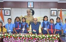 राज्यपाल डेका से धमतरी के सुदूर वनांचल क्षेत्र के प्रतिभाशाली बच्चों ने की आत्मीय मुलाकात