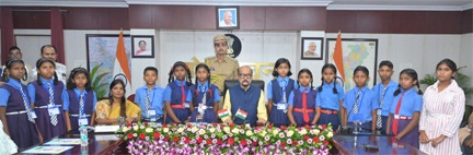 राज्यपाल डेका से धमतरी के सुदूर वनांचल क्षेत्र के प्रतिभाशाली बच्चों ने की आत्मीय मुलाकात राज्यपाल डेका से धमतरी के सुदूर वनांचल क्षेत्र के प्रतिभाशाली बच्चों ने की आत्मीय मुलाकात