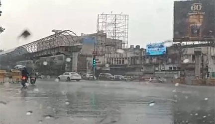 रायपुर में बदला मौसम, तेज हवाओं के साथ बारिश रायपुर में बदला मौसम, तेज हवाओं के साथ बारिश