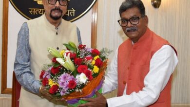 राज्यपाल डेका से नेता प्रतिपक्ष महंत ने सौजन्य भेंट की