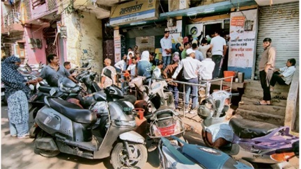 CG में गैस एजेंसियों पर उमड़ी भीड़, कमर्शियल सिलिंडर की कमी से बढ़ी उज्ज्वला की मांग