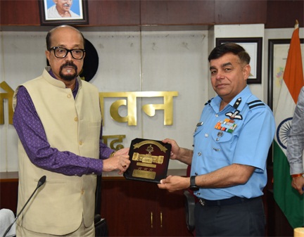 राज्यपाल रमेन डेका से रक्षा महाविद्यालय नई दिल्ली के अध्ययन दल ने की सौजन्य भेंट