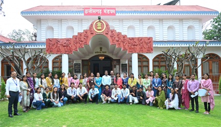 पहली बार महाविद्यालय के विद्यार्थियों ने किया लोकभवन का भ्रमण पहली बार महाविद्यालय के विद्यार्थियों ने किया लोकभवन का भ्रमण