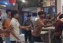 रेलवे स्टेशन के कैफे में बर्थडे पार्टी के दौरान हंगामा रेलवे स्टेशन के कैफे में बर्थडे पार्टी के दौरान हंगामा