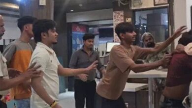 रेलवे स्टेशन के कैफे में बर्थडे पार्टी के दौरान हंगामा रेलवे स्टेशन के कैफे में बर्थडे पार्टी के दौरान हंगामा