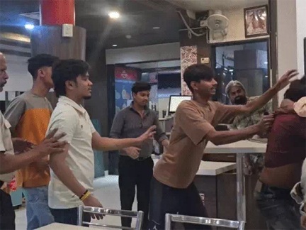 रेलवे स्टेशन के कैफे में बर्थडे पार्टी के दौरान हंगामा