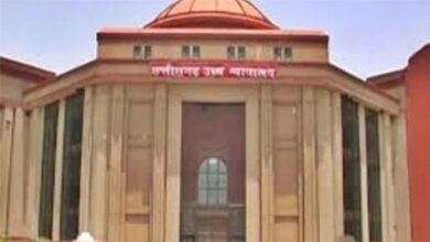 हाई कोर्ट सख्त: नक्सली भत्ते में गड़बड़ी पर सरगुजा कॉन्स्टेबल के खिलाफ जांच के आदेश हाई कोर्ट सख्त: नक्सली भत्ते में गड़बड़ी पर सरगुजा कॉन्स्टेबल के खिलाफ जांच के आदेश