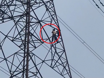 रायपुर में हाईटेंशन टावर पर ग्रामीण ने किया चढ़ाई, मचा हड़कंप रायपुर में हाईटेंशन टावर पर ग्रामीण ने किया चढ़ाई, मचा हड़कंप