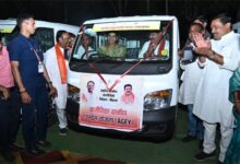 कबीरधाम में ‘दीदियों’ ने संभाली स्टीयरिंग, उपमुख्यमंत्री शर्मा बने पैसेंजर