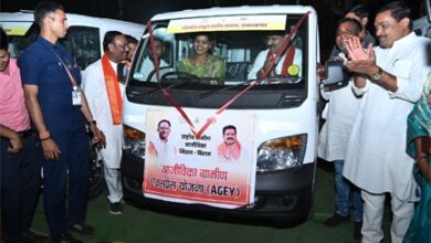 कबीरधाम में ‘दीदियों’ ने संभाली स्टीयरिंग, उपमुख्यमंत्री शर्मा बने पैसेंजर