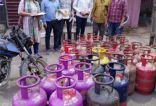 अवैध गैस रिफिलिंग पर जगदलपुर में बड़ी कार्रवाई, भारी मात्रा में सिलेंडर जब्त