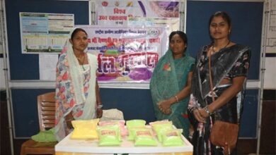 हर्बल गुलाल की खुशबू से वंदनी स्व सहायता समूह की महिलाएं बन रहीं आत्मनिर्भर हर्बल गुलाल की खुशबू से वंदनी स्व सहायता समूह की महिलाएं बन रहीं आत्मनिर्भर