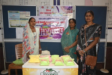 हर्बल गुलाल की खुशबू से वंदनी स्व सहायता समूह की महिलाएं बन रहीं आत्मनिर्भर हर्बल गुलाल की खुशबू से वंदनी स्व सहायता समूह की महिलाएं बन रहीं आत्मनिर्भर