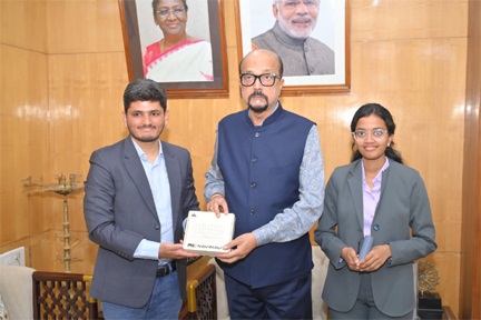 राज्यपाल डेका से यूनीसेफ के इमेजिन वेंचर के प्रथम भारतीय पुरस्कार विजेता ने की सौजन्य भेंट