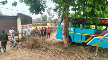 तेज रफ्तार बस की चपेट में छात्र की मौत
