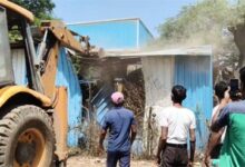 जिला प्रशासन द्वारा अतिक्रमण हटाने की गई कार्रवाई की गई