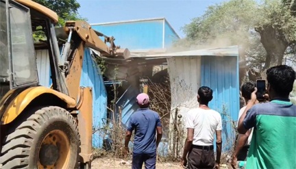 जिला प्रशासन द्वारा अतिक्रमण हटाने की गई कार्रवाई की गई