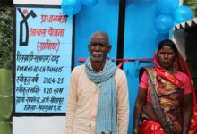 पक्के घर का सपना हुआ साकार, पीढ़ियों का ’कच्चा मकान’ छोड़ अब पक्के आवास में मुस्कुरा रहा है सुखराम का परिवार