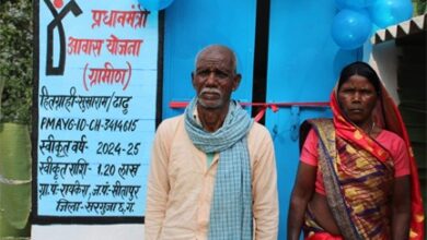 पक्के घर का सपना हुआ साकार, पीढ़ियों का ’कच्चा मकान’ छोड़ अब पक्के आवास में मुस्कुरा रहा है सुखराम का परिवार