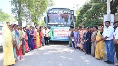 उपमुख्यमंत्री ने अंतर्राज्यीय भ्रमण के लिए दीदियों की बस को हरी झंडी दिखाकर किया रवाना उपमुख्यमंत्री ने अंतर्राज्यीय भ्रमण के लिए दीदियों की बस को हरी झंडी दिखाकर किया रवाना