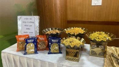 केन्द्रीय जेल रायपुर के बंदियों द्वारा निर्मित नमकीन उत्पादों का विधानसभा सदस्यों ने लिया आनंद