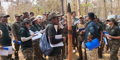 प्रशिक्षु आईएफएस अधिकारियों ने लघु वनोपजों से उत्पाद बनाने की प्रक्रिया देखी