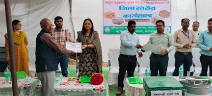 मधुमक्खी पालन से किसानों की आय में 20 से 25 प्रतिशत तक वृद्धि संभव मधुमक्खी पालन से किसानों की आय में 20 से 25 प्रतिशत तक वृद्धि संभव