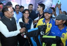 मुख्यमंत्री विष्णु देव साय ने इचकेला की बालिका क्रिकेट खिलाड़ियों को किया सम्मानित: क्रिकेट किट प्रदान कर बढ़ाया उत्साह