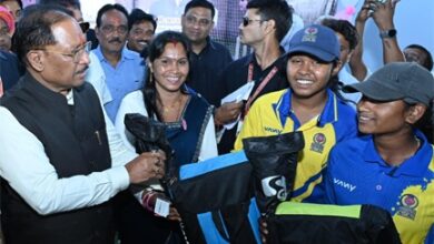 मुख्यमंत्री विष्णु देव साय ने इचकेला की बालिका क्रिकेट खिलाड़ियों को किया सम्मानित: क्रिकेट किट प्रदान कर बढ़ाया उत्साह