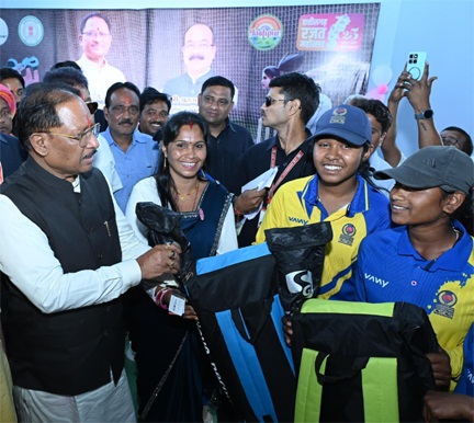 मुख्यमंत्री विष्णु देव साय ने इचकेला की बालिका क्रिकेट खिलाड़ियों को किया सम्मानित: क्रिकेट किट प्रदान कर बढ़ाया उत्साह