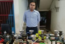 छत पर हुक्का बार, पुलिस आते ही फ्रीज में छिपाए चिलम-तंबाकू