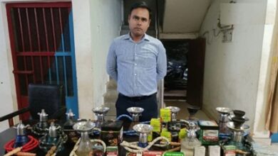 छत पर हुक्का बार, पुलिस आते ही फ्रीज में छिपाए चिलम-तंबाकू