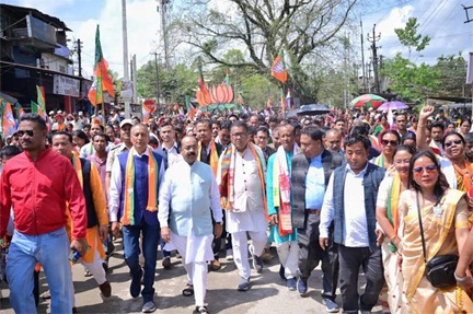 असम के धेमाजी में भाजपा प्रत्याशियों के नामांकन रैली में हजारों की भीड़ के साथ शामिल हुए उप मुख्यमंत्री अरुण साव