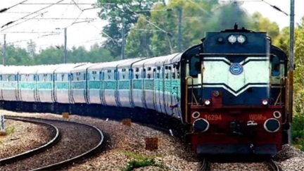 लेटलतीफी के कारण यात्रियों को हुई परेशानी