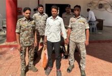 कलयुगी बेटा: मवेशियों ने खाया टमाटर तो पिता को पीट-पीटकर बेरहमी से मार डाला कलयुगी बेटा: मवेशियों ने खाया टमाटर तो पिता को पीट-पीटकर बेरहमी से मार डाला