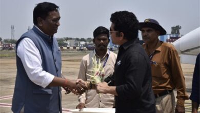 भारत रत्न सचिन तेंदुलकर का एयरपोर्ट में आत्मीय स्वागत