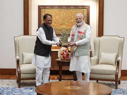बस्तर 2.0 की शुरुआत : मुख्यमंत्री साय ने पीएम मोदी को दिया आमंत्रण, विकास का ब्लूप्रिंट सौंपा बस्तर 2.0 की शुरुआत : मुख्यमंत्री साय ने पीएम मोदी को दिया आमंत्रण, विकास का ब्लूप्रिंट सौंपा