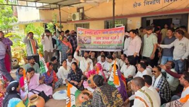 जल संकट के खिलाफ कांग्रेस का अनोखा प्रदर्शन