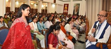 राज्यपाल डेका ने महाविद्यालय की छात्राओं से हुए रूबरू