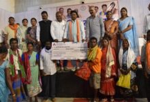 विकास की नींव रखने वाले हाथों का सम्मान