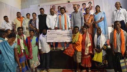 विकास की नींव रखने वाले हाथों का सम्मान विकास की नींव रखने वाले हाथों का सम्मान