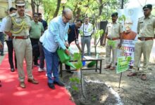 राज्यपाल रमेन डेका ने ली रायपुर जिले में विकासखंड स्तरीय समीक्षा बैठक