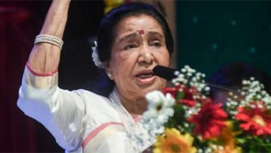 गायक परिवार का दुख: उषा मंगेशकर ने दी श्रद्धांजलि