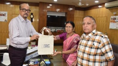 राज्यपाल डेका से नो प्लास्टिक कैंपेन की ब्रांड एंबेसडर आप्टे ने की मुलाकात