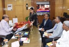 राज्यपाल ने कोसा वस्त्रों के नवाचार और बुनकरों के आर्थिक सशक्तिकरण पर दिया जोर