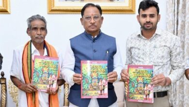 मुख्यमंत्री विष्णुदेव साय ने पद्मश्री जागेश्वर यादव के जीवन पर आधारित पुस्तक “बिरहोर जननायक” का किया विमोचन