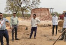 अवैध ईंट भट्ठे पर बड़ी कार्रवाई, लाखों ईंटें और लकड़ी जब्त