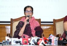 प्रमुख सचिव, कृषि विभाग, शहला निगार एवं संचालक खाद्य एवं आपूर्ति,डॉ फरिहा आलम सिद्दीकी तथा Oil Companies के अधिकारी आज स्थानीय सर्किट हाउस में पत्रकार वार्ता को सम्बोधित करते हुए